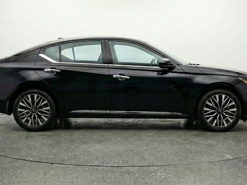 Used 2025 Nissan Altima 2.5 SV FWD image 11