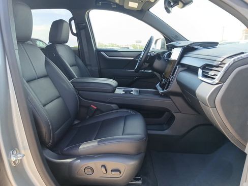 Used 2025 GMC Acadia Elevation w/ Elevation Premium Package AWD/4WD image 50