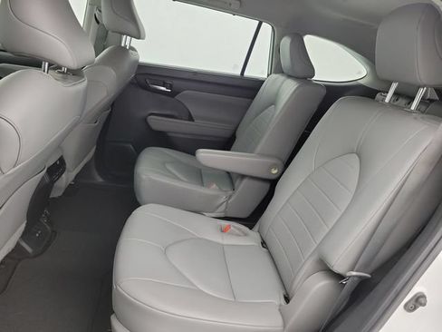 Used 2023 Toyota Highlander XLE FWD image 16
