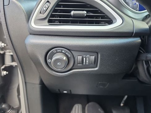 Used 2025 Chrysler Pacifica Select FWD image 22