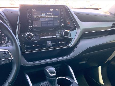 Used 2021 Toyota Highlander XLE image 7