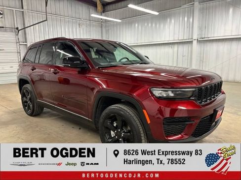 Used 2025 Jeep Grand Cherokee Altitude RWD image 1
