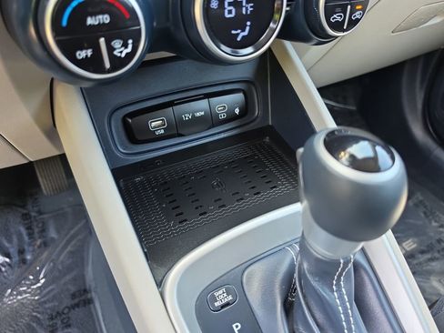 Used 2023 Hyundai Venue Limited FWD image 16