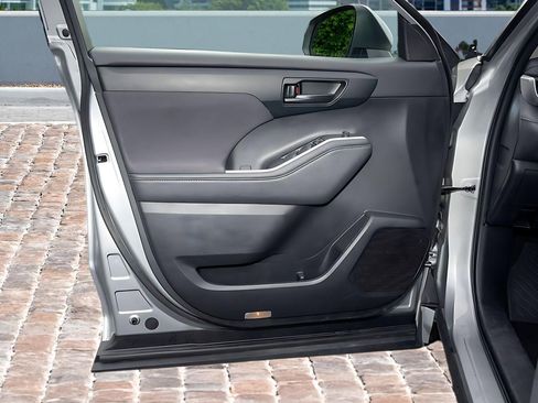 Used 2023 Toyota Highlander LE image 12