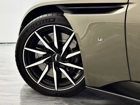 Used 2018 Aston Martin DB11 V12 RWD image 16