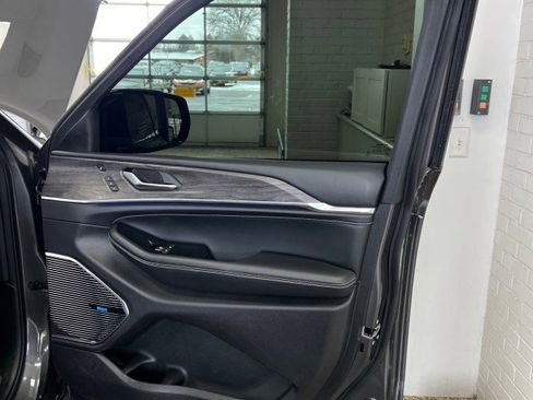 Used 2021 Jeep Grand Cherokee L Overland w/ Luxury Tech Group IV image 16