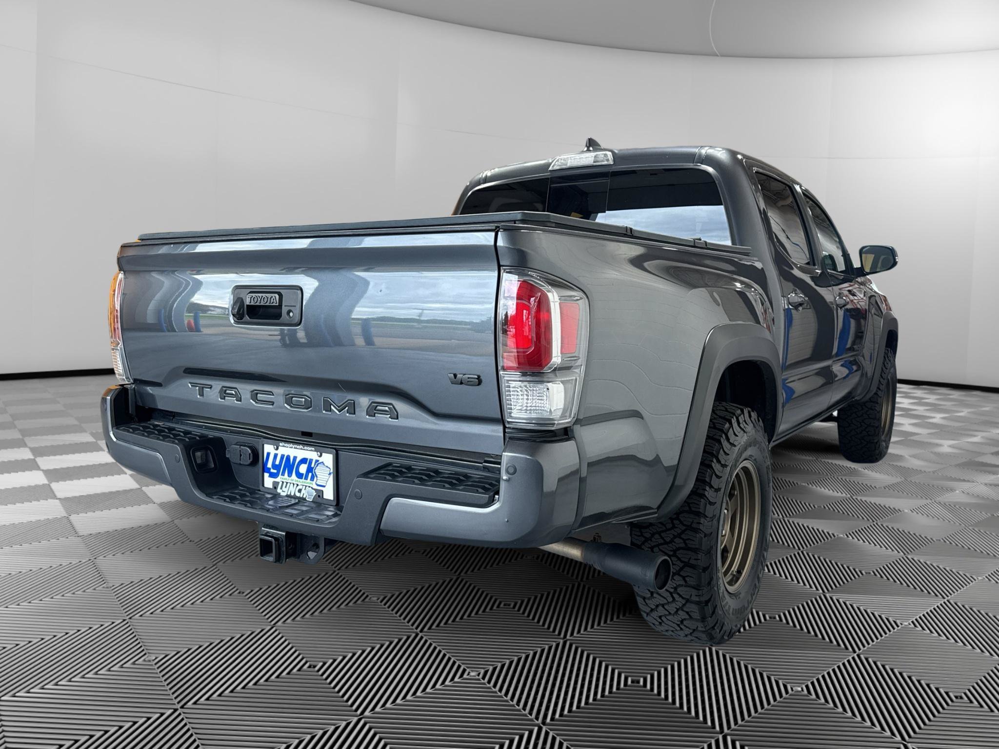 Used 2023 Toyota Tacoma TRD Off-Road w/ Technology Package AWD/4WD image 5