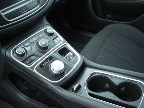 Used 2015 Chrysler 200 Limited image 8
