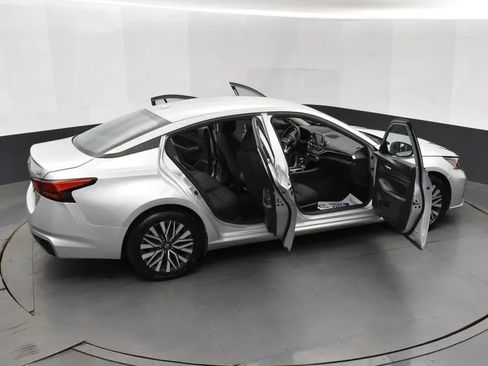Used 2024 Nissan Altima 2.5 SV FWD image 6