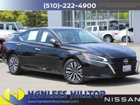 Used 2025 Nissan Altima 2.5 SV FWD image 1