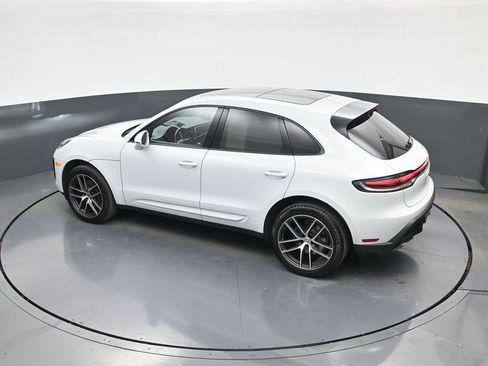 Used 2025 Porsche Macan AWD/4WD image 33