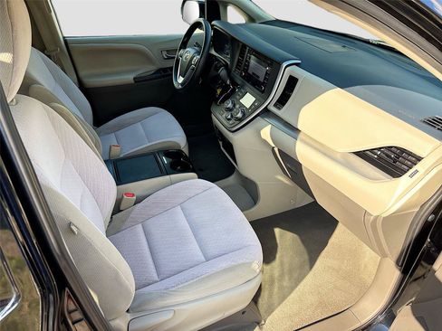 Used 2020 Toyota Sienna LE FWD image 28