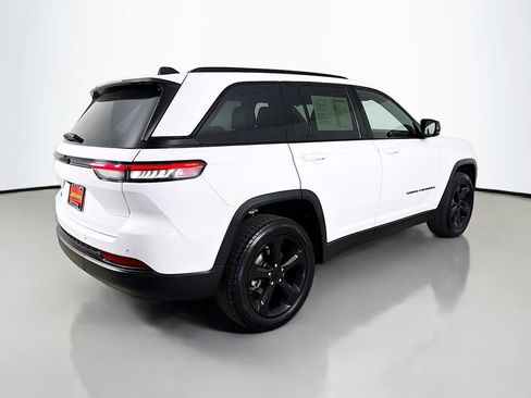 Used 2023 Jeep Grand Cherokee Altitude AWD/4WD image 8