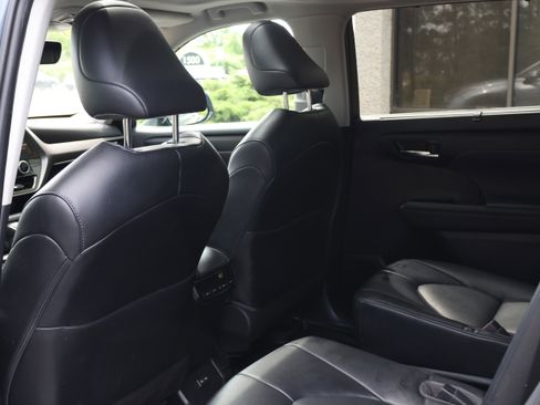 Used 2022 Toyota Highlander XLE AWD/4WD image 16