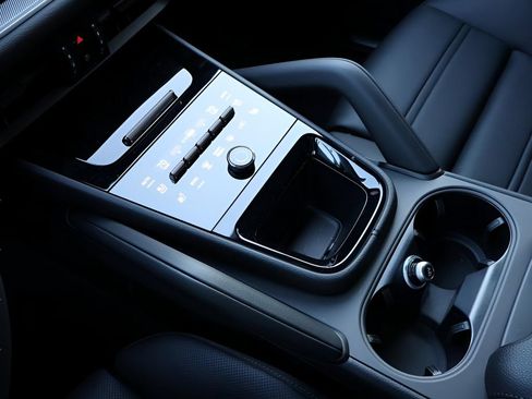 Certified 2026 Porsche Cayenne E-Hybrid Coupe AWD/4WD image 20