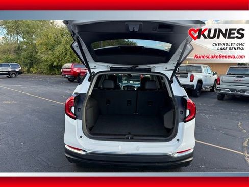 Used 2024 GMC Terrain SLT image 25