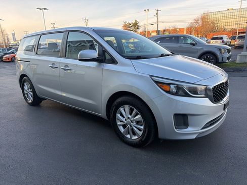 Certified 2018 Kia Sedona L image 4