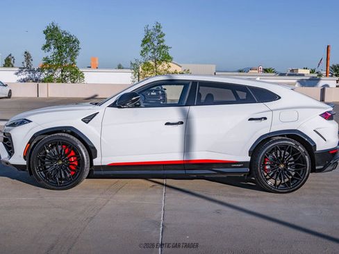 Used 2025 Lamborghini Urus SE AWD/4WD image 3