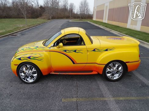 Used 2004 Chevrolet SSR w/ Preferred Equipment Group image 6