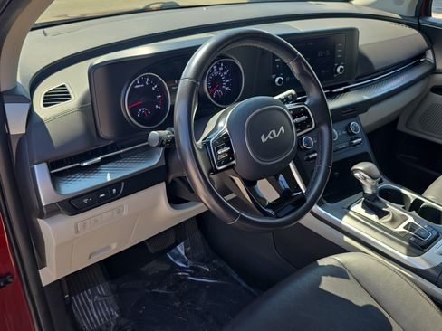 Used 2024 Kia Carnival LX FWD image 21