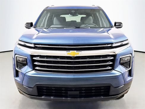 Used 2025 Chevrolet Traverse LT image 2