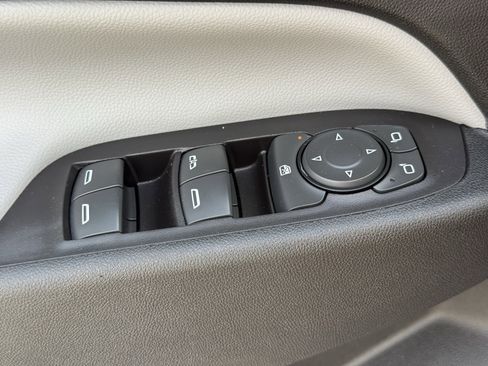 Used 2019 Chevrolet Equinox LS image 25