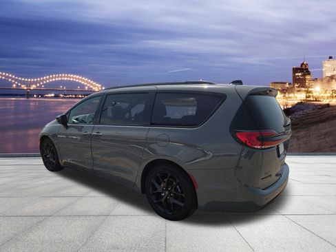 Certified 2025 Chrysler Pacifica Limited FWD image 3