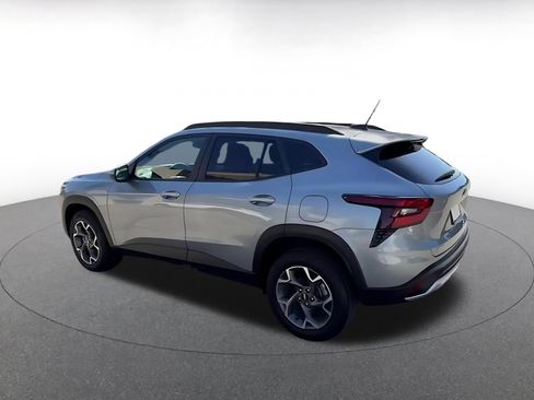 Used 2025 Chevrolet Trax LT FWD image 10