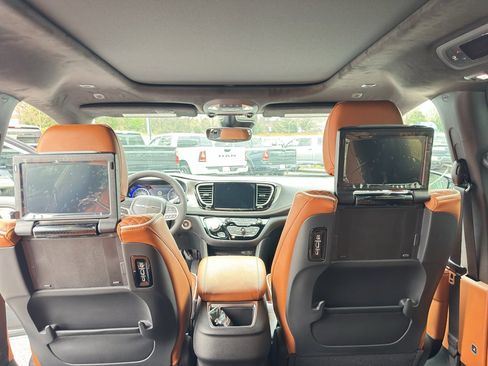 New 2026 Chrysler Pacifica Pinnacle image 26