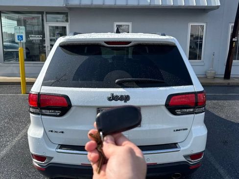 Used 2017 Jeep Grand Cherokee Limited AWD/4WD image 4