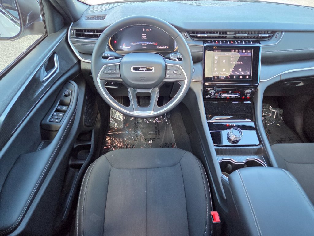 Used 2025 Jeep Grand Cherokee Laredo RWD image 26