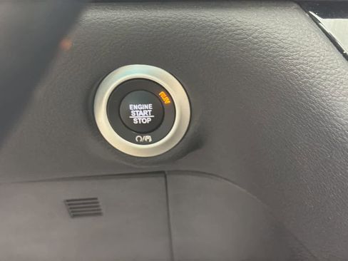 Used 2018 Chrysler Pacifica Limited FWD image 31