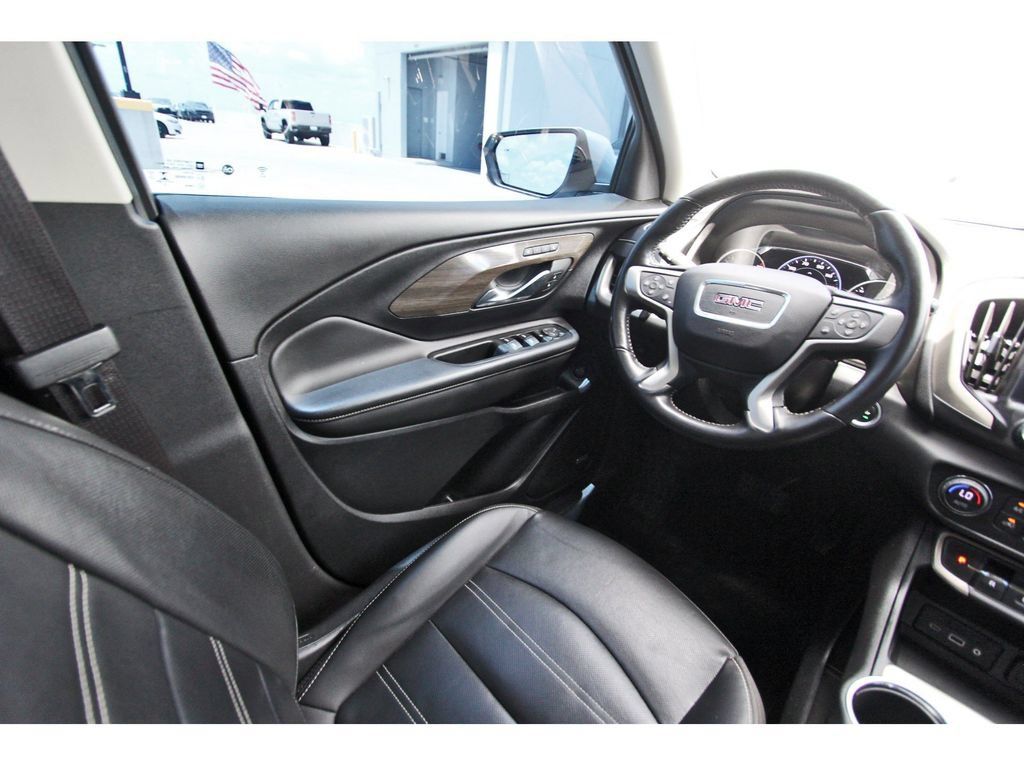 Used 2022 GMC Terrain Denali w/ Denali Premium Package AWD/4WD image 8