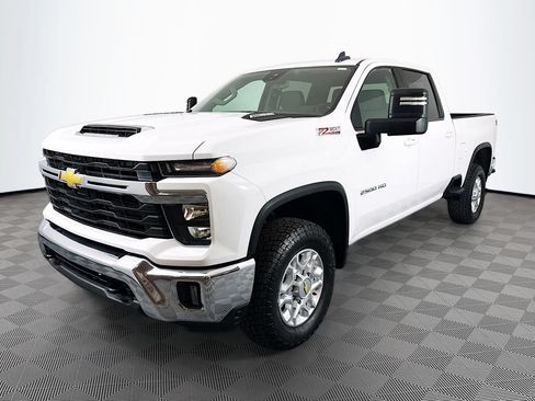 Used 2024 Chevrolet Silverado 2500 LT AWD/4WD image 3