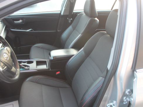 Used 2017 Toyota Camry SE w/ Moonroof Package FWD image 24
