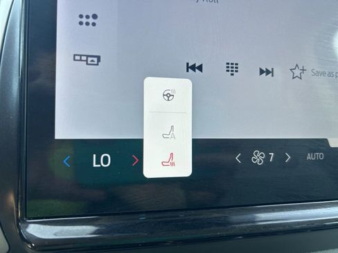 Used 2025 Ford Expedition Active AWD/4WD image 23