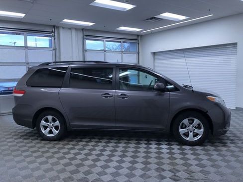 Used 2012 Toyota Sienna LE w/ Towing Pkg image 25