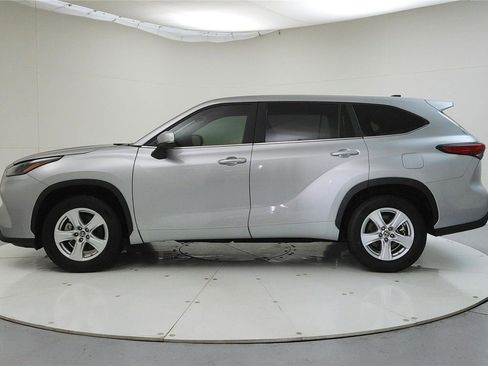 Used 2023 Toyota Highlander L image 4