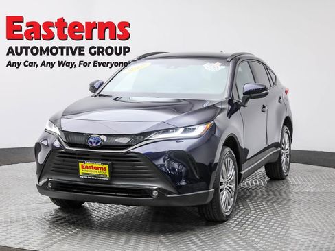 Used 2023 Toyota Venza XLE image 1