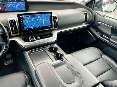 Used 2025 Ford Expedition Platinum image 25