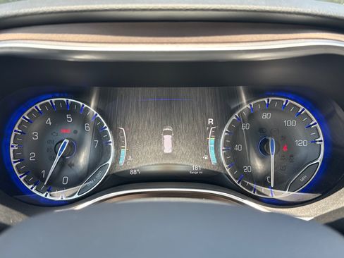 Used 2017 Chrysler Pacifica Touring-L Plus w/ Tire & Wheel Group FWD image 32