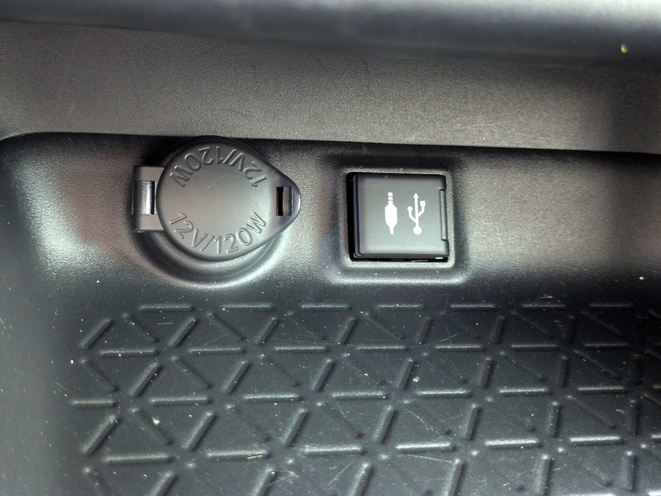 Used 2019 Toyota RAV4 XLE w/ Convenience Package FWD image 26