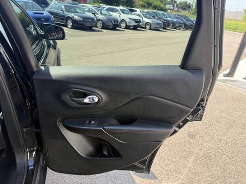 Used 2020 Jeep Cherokee Trailhawk AWD/4WD image 15