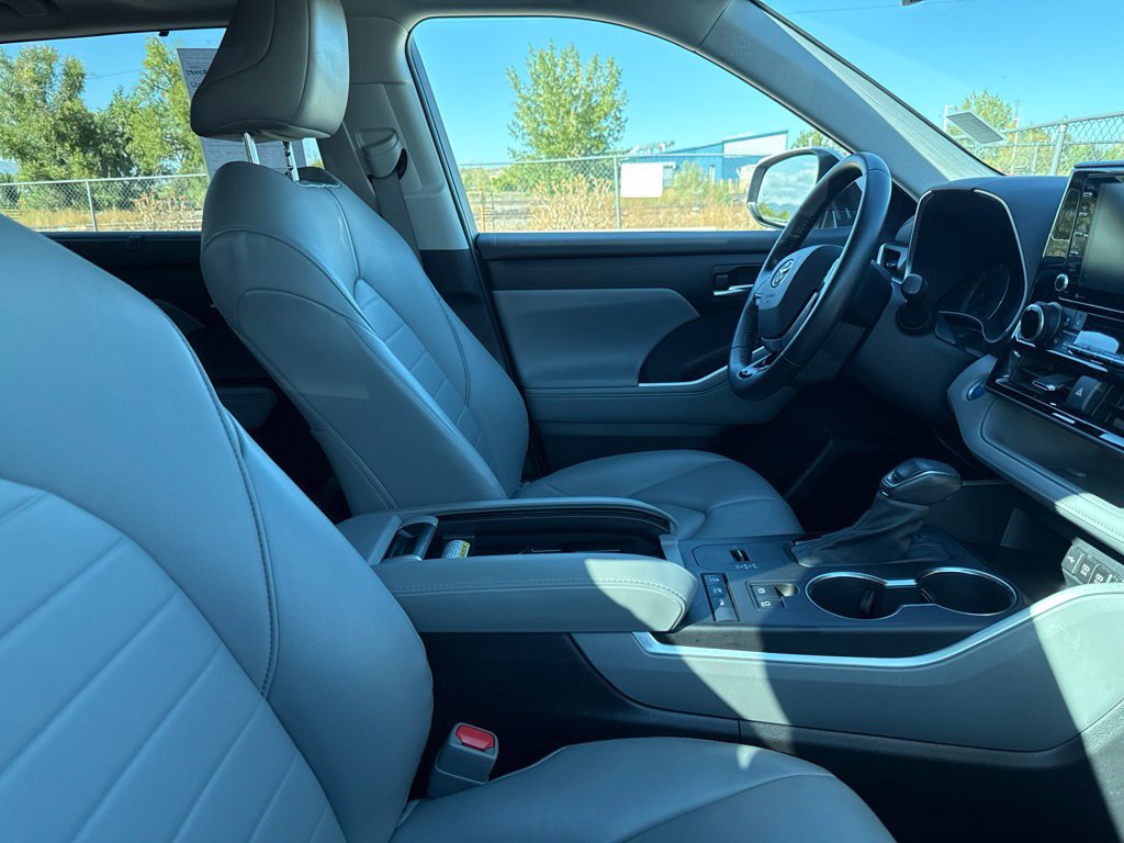 Used 2021 Toyota Highlander XLE AWD/4WD image 2