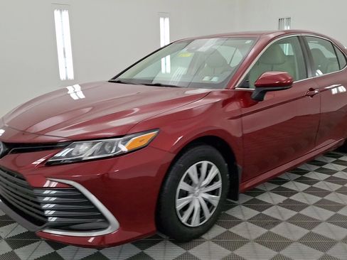Certified 2022 Toyota Camry LE image 8