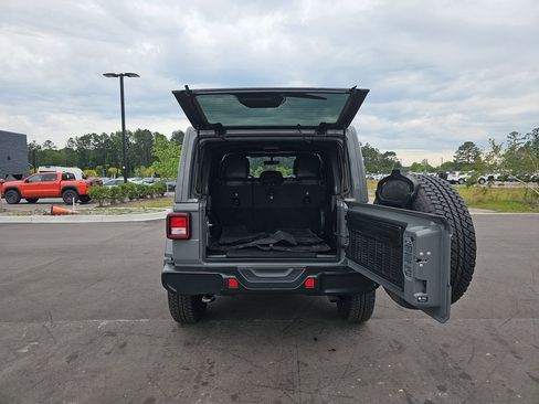 Used 2022 Jeep Wrangler Unlimited Sahara AWD/4WD image 17