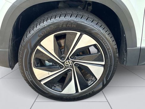 Used 2025 Volkswagen Taos SE AWD/4WD image 19