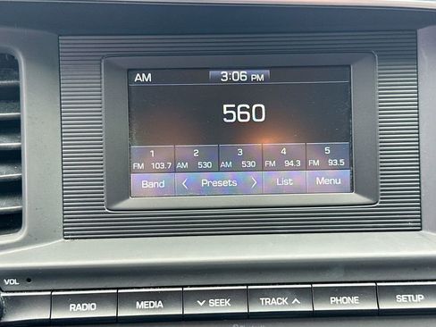 Used 2019 Hyundai Elantra SE image 16