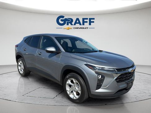 Used 2024 Chevrolet Trax LS w/ LS Convenience Package FWD image 16