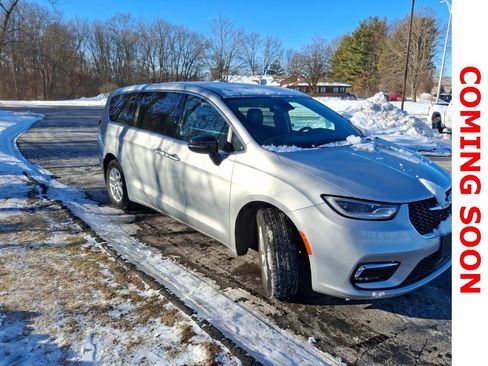 Used 2024 Chrysler Pacifica Touring-L image 3